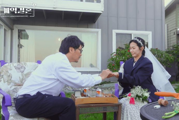 계약 결혼 결혼반지를 끼우는 커플